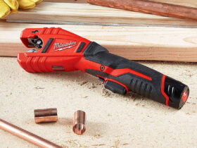 狭い場所でもCUT Milwaukee M12 電動銅管カッター