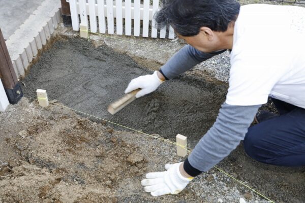 ジョイントレンガで庭におしゃれな小道を作る