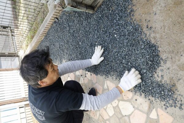 ジョイントレンガで庭におしゃれな小道を作る　山田芳照