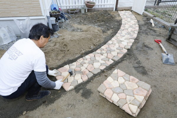 ジョイントレンガで庭におしゃれな小道を作る　山田芳照