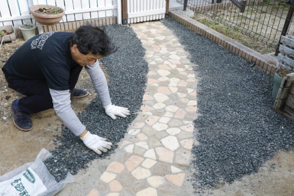 ジョイントレンガで庭におしゃれな小道を作る