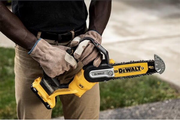 太い枝の剪定も楽々　DeWalt 20V MAX DCCS623B 剪定鋸