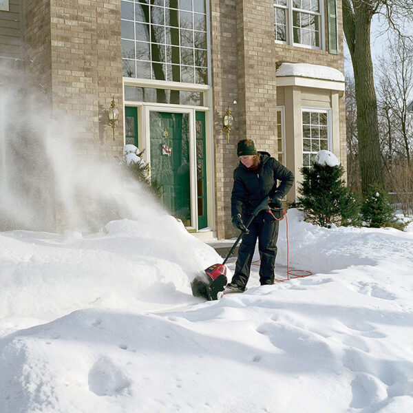 小さな除雪なら電動で　Toro Power Shovel 除雪機