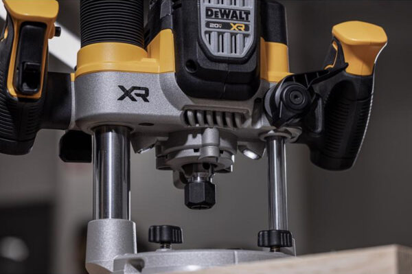 パワーがある　DeWalt 20V MAX XR コードレスプランジルーター