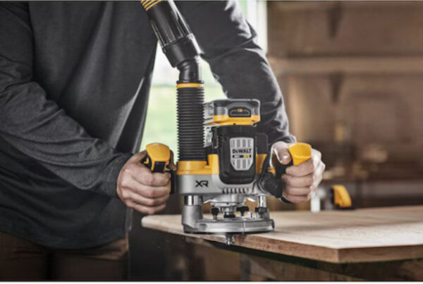 パワーがある　DeWalt 20V MAX XR コードレスプランジルーター