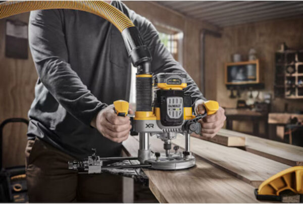 パワーがある　DeWalt 20V MAX XR コードレスプランジルーター