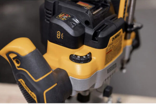 パワーがある　DeWalt 20V MAX XR コードレスプランジルーター